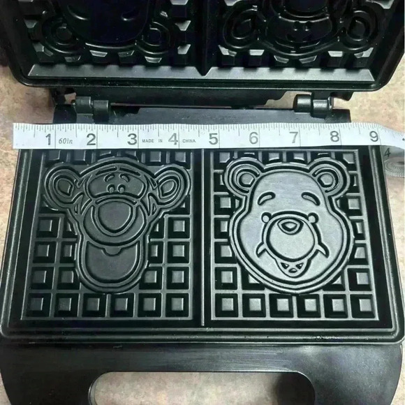 Villaware Disney Winnie the Pooh & Tigger Waffler Waffle Maker Iron Works! - Picture 4 of 9
